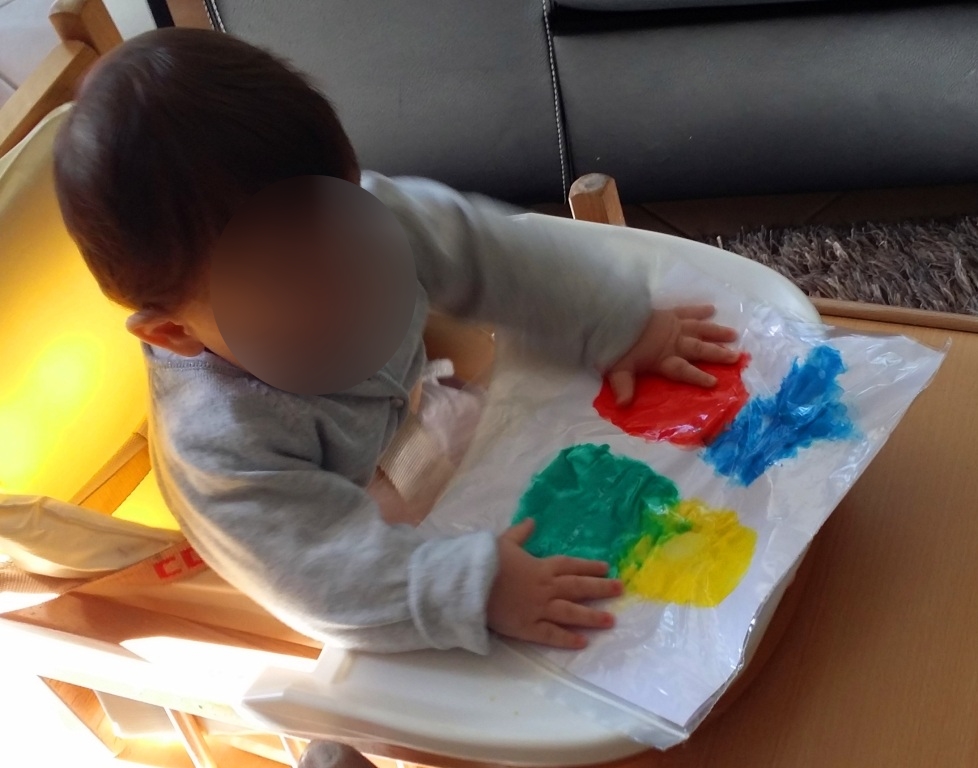 Activité bébé : Peinture « propre » selon la Pédagogie Montessori, dès 8  mois