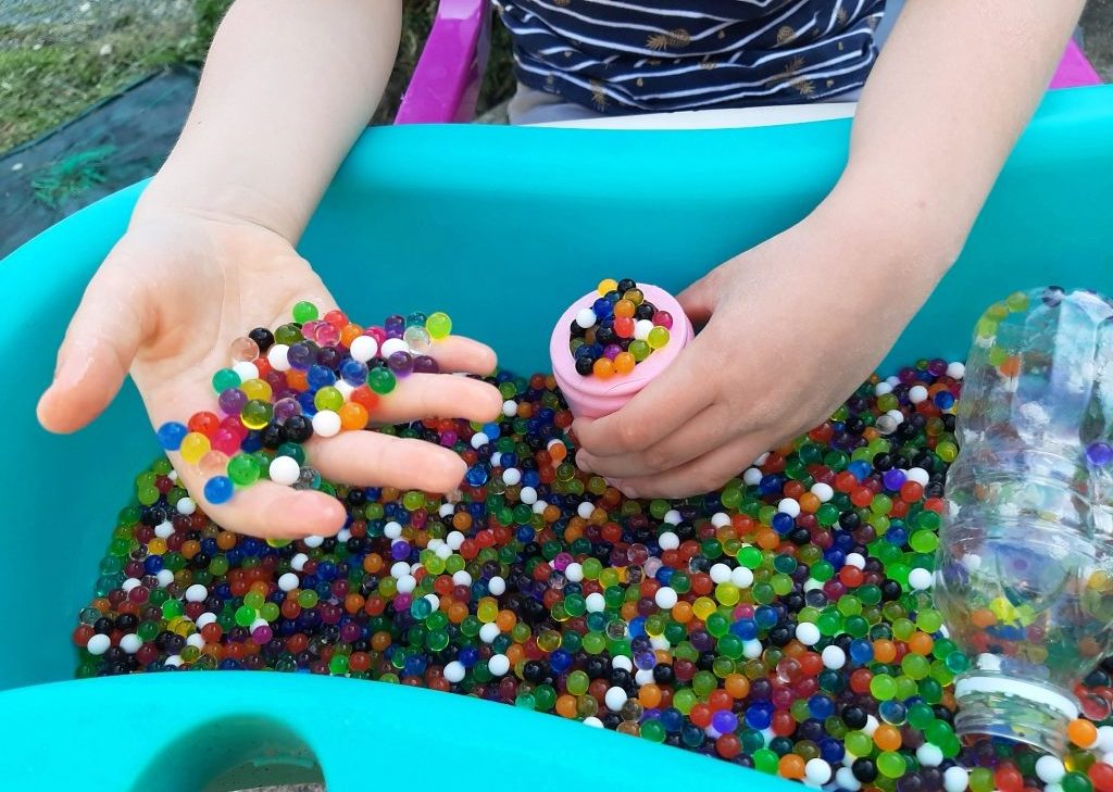 Découverte des perles d'eau : une activité sensorielle qui permet de  développer la motricité fine des enfants 